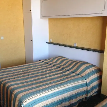 מלון Strandhotel 2*